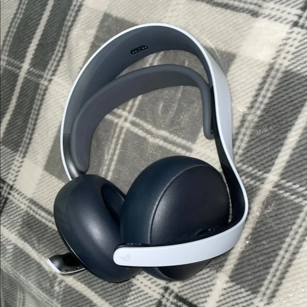Sony PlayStation Pulse Elite Wireless Headset in Black and White